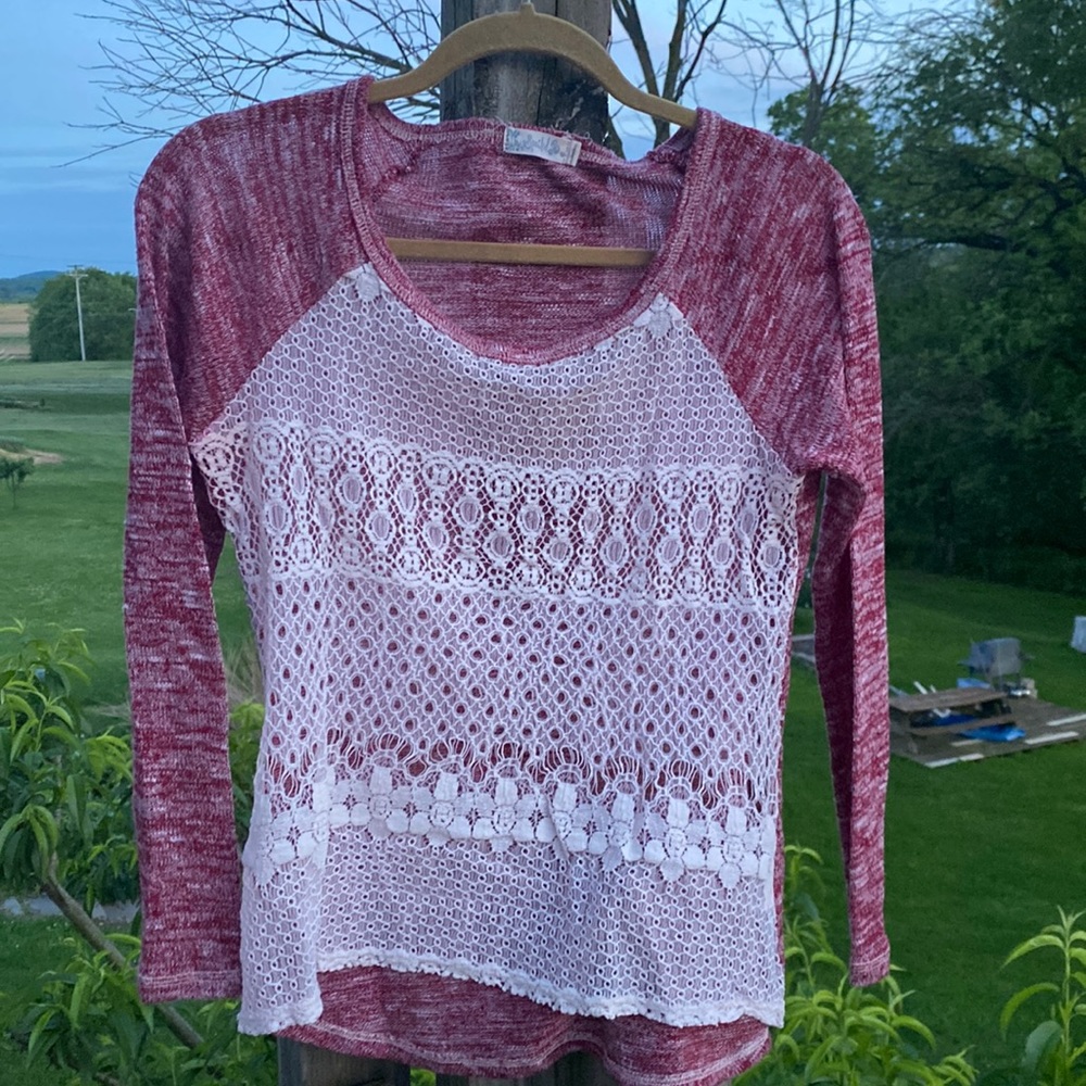Lightweight maroon 3/4 sleeve lace-front top